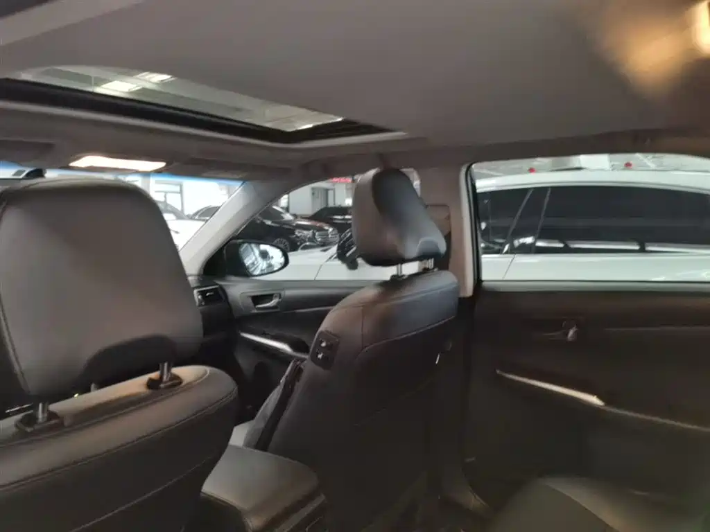Toyota Camry 2016 — фото 18