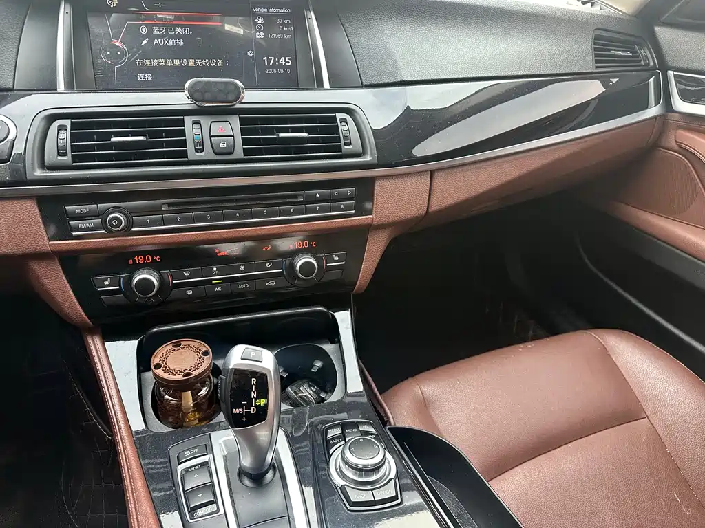 BMW 5 Series 2017 — фото 10