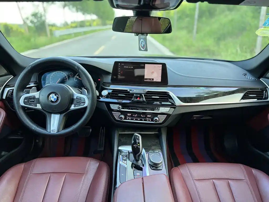 BMW 5 Series 2019 — фото 10