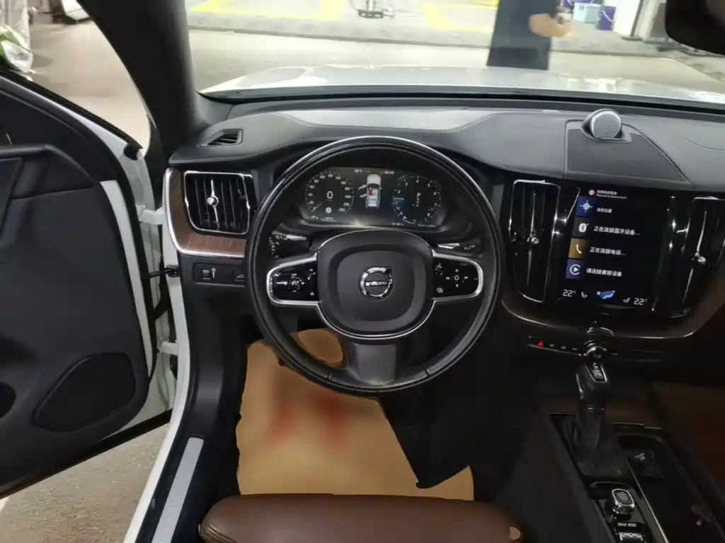 Volvo XC60 2021 — фото 11