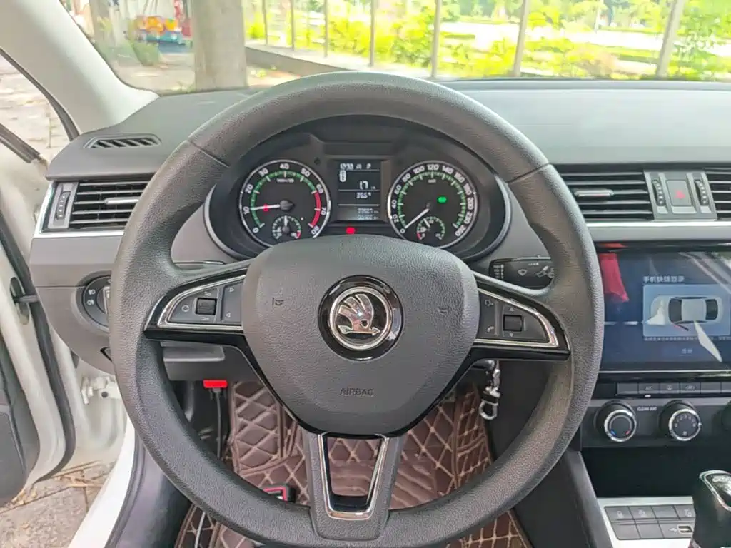 Skoda Octavia 2019 — фото 11
