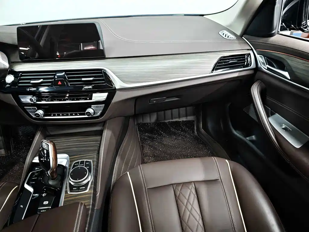BMW 5 Series 2020 — фото 12