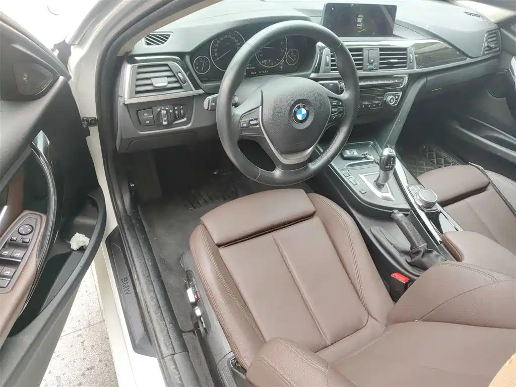 BMW 3 Series 2019 — фото 23