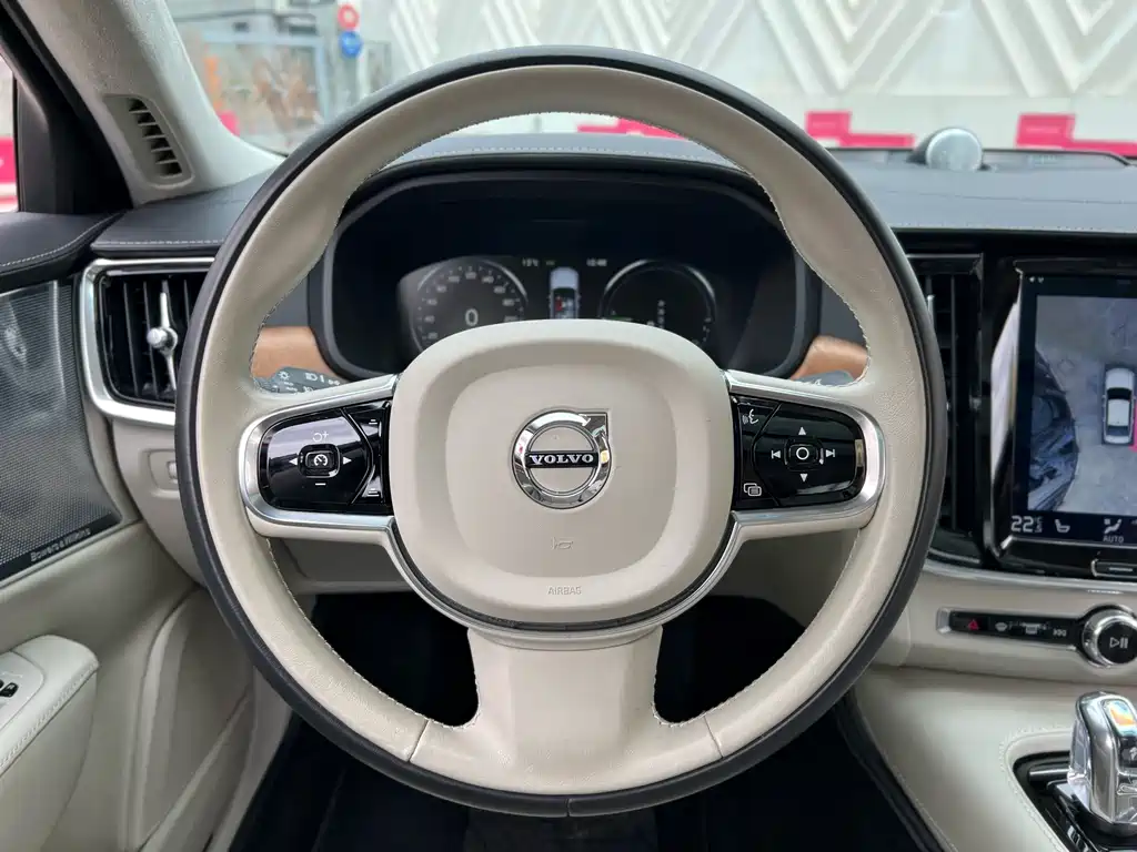 Volvo S90 Plug-In Hybrid 2019 — фото 16