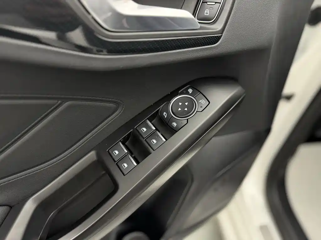 Ford Focus 2023 — фото 17