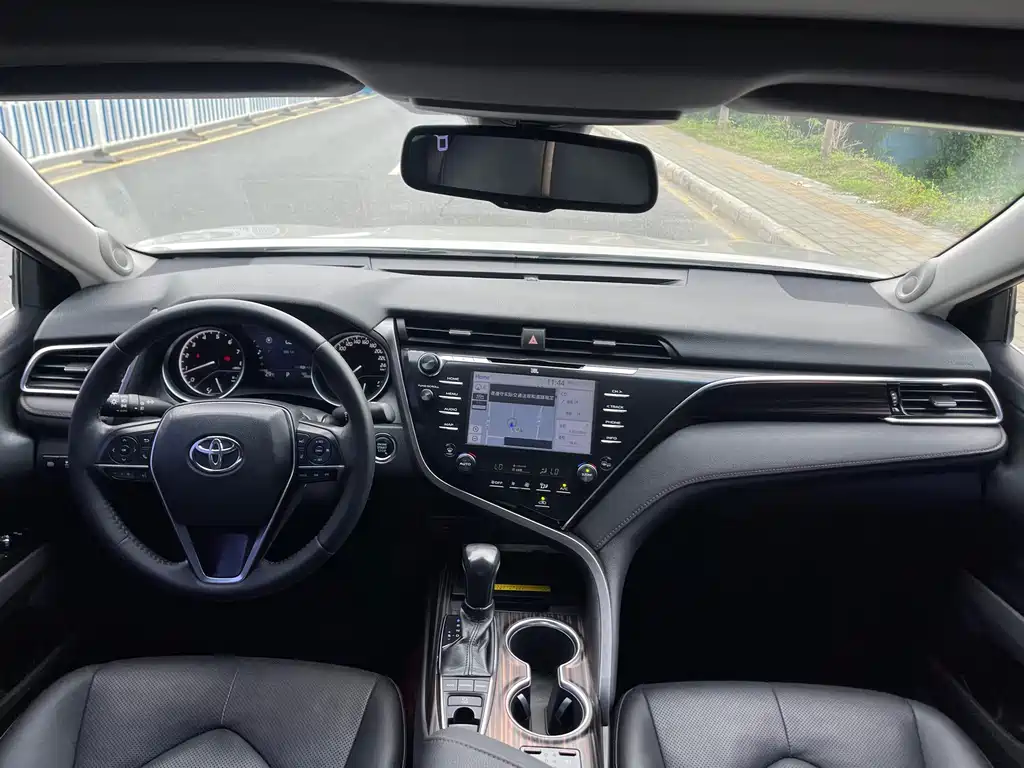 Toyota Camry 2018 — фото 16