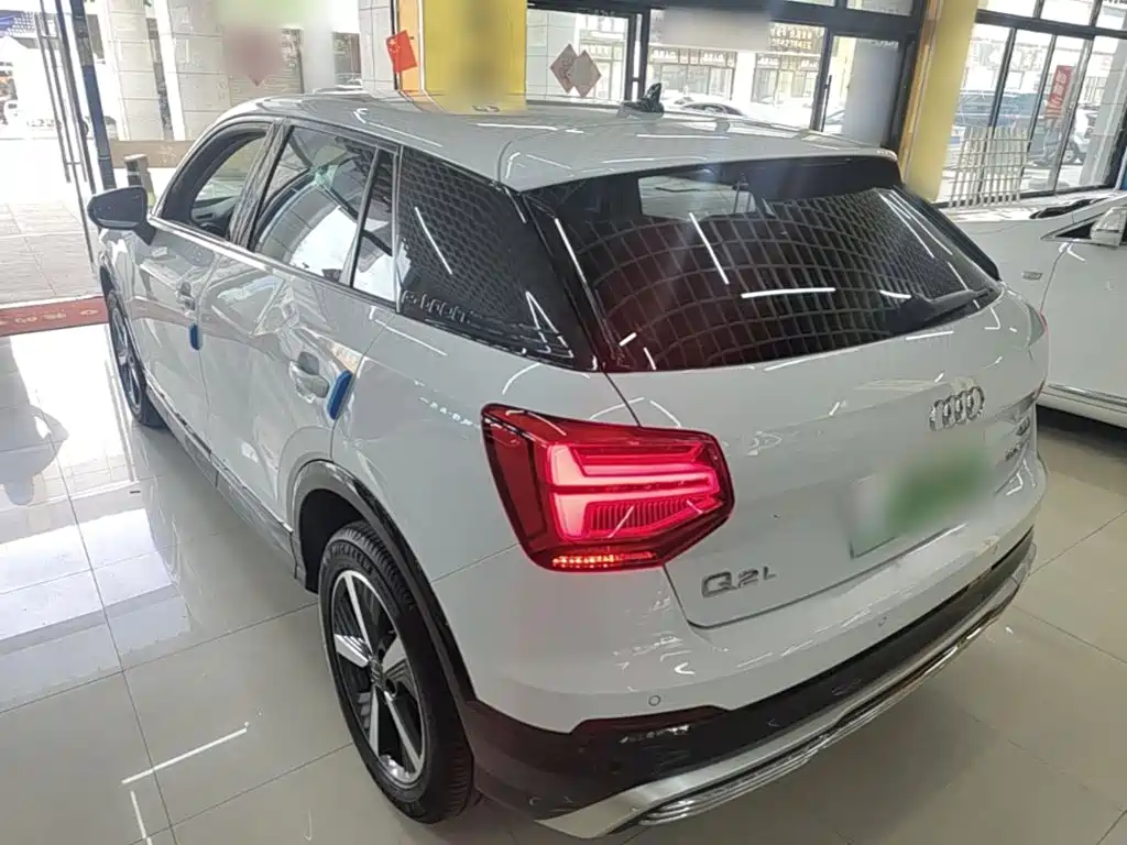 Audi Q2L E-Tron 2020 — фото 23