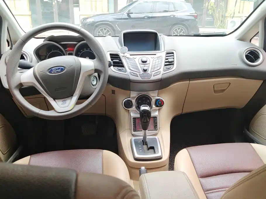 Ford Fiesta 2013 — фото 12