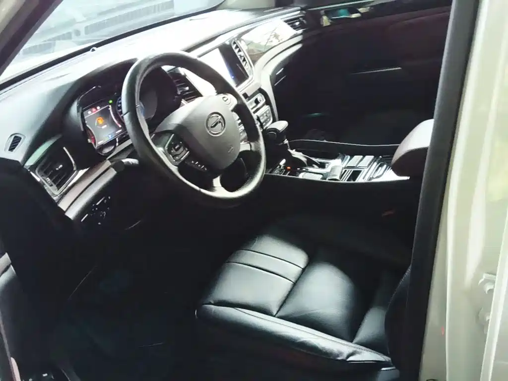 GAC Trumpchi GS8 2017 — фото 15