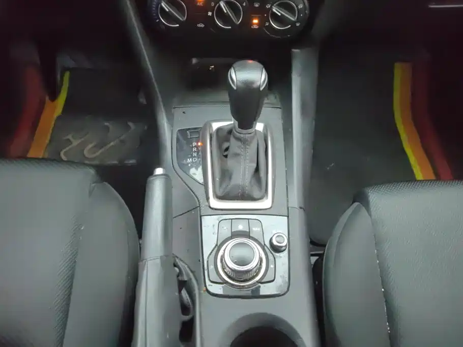 Mazda 3 Axela 2018 — фото 16