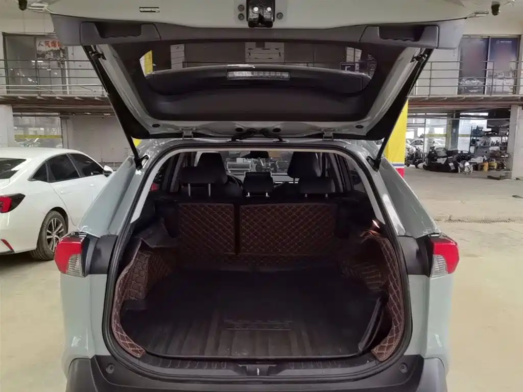 Toyota RAV4 2021 — фото 19