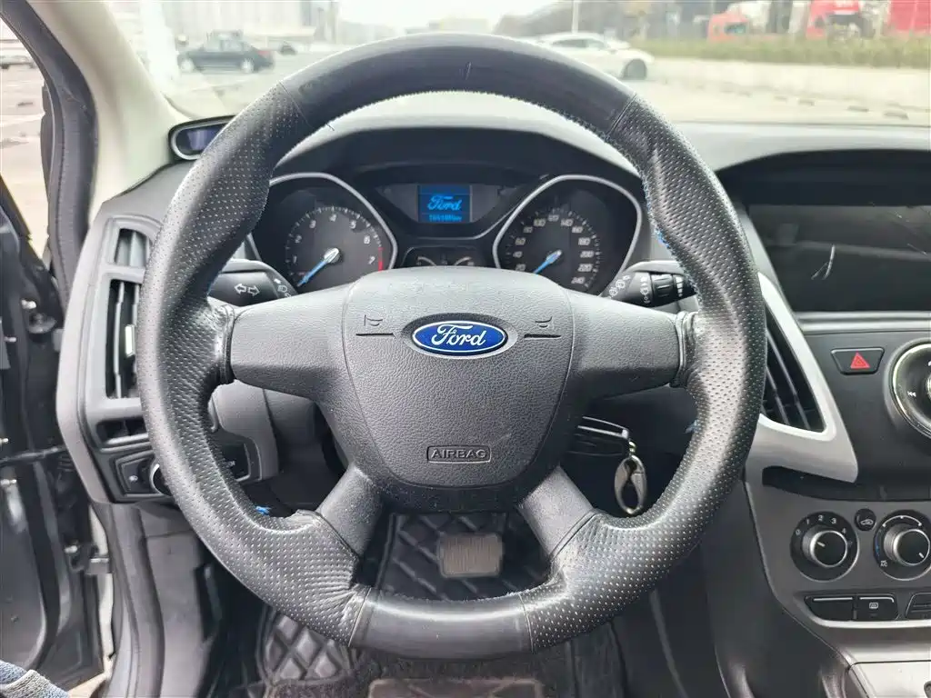 Ford Focus 2012 — фото 17