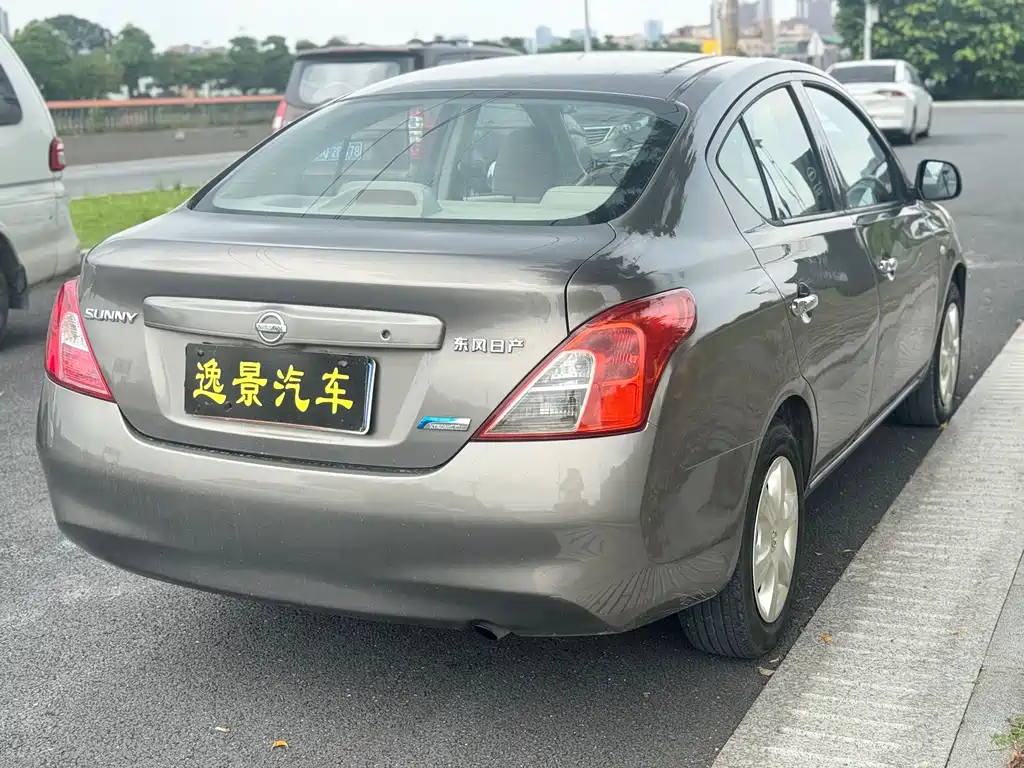 Nissan Sunny 2011 — фото 12