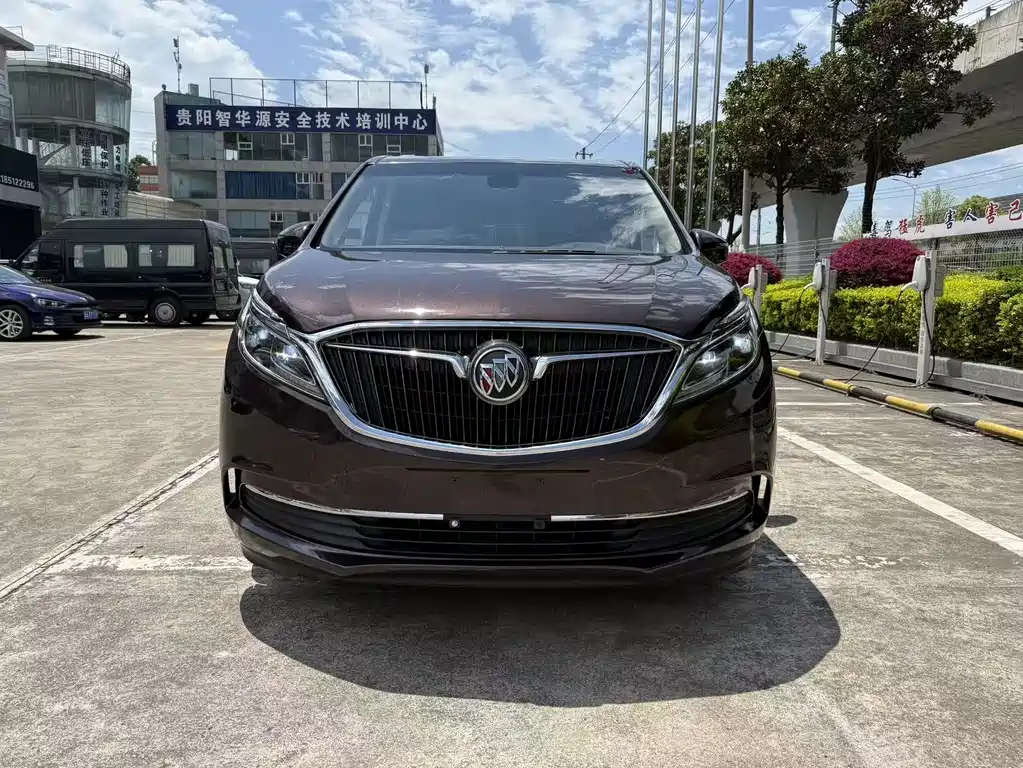 Buick GL8 2018 — фото 1
