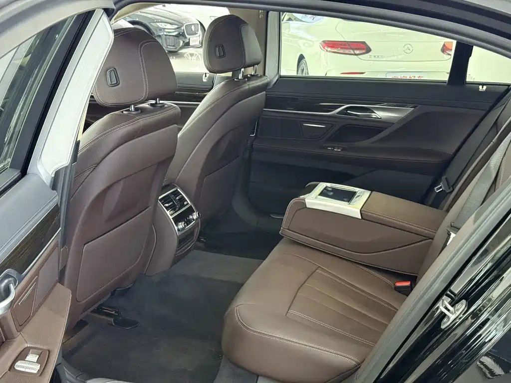 BMW 7 Series 2017 — фото 10