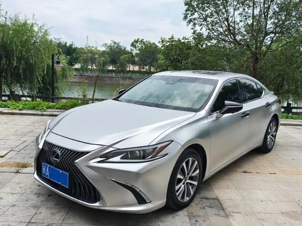 Lexus ES 2020