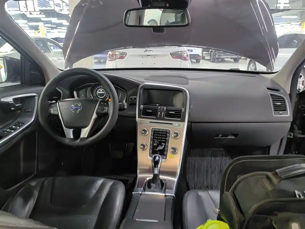 Volvo XC60 2017 — фото 10