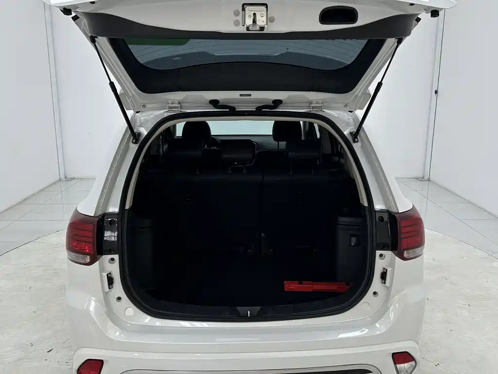 Mitsubishi Outlander 2023 — фото 16