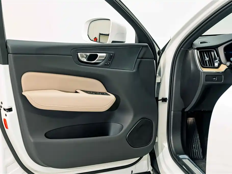 Volvo XC60 2026 — фото 15