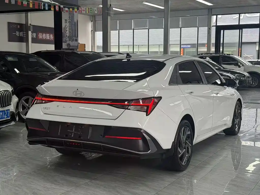 Hyundai Elantra 2023 — фото 11