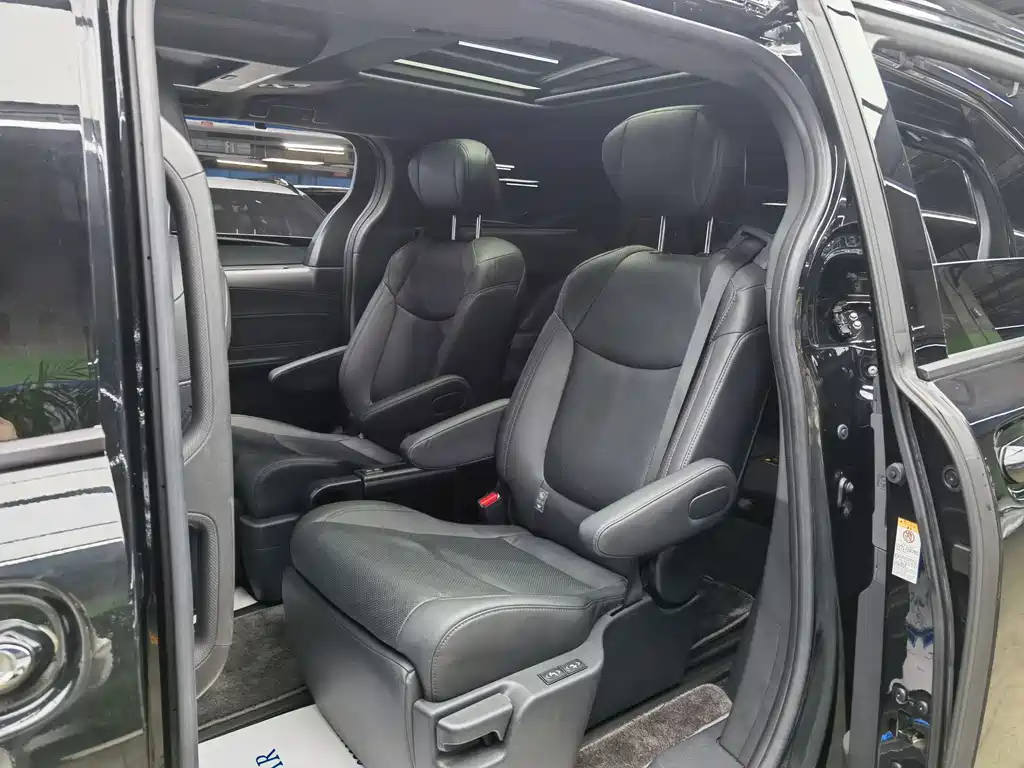 Toyota Sienna 2023 — фото 10