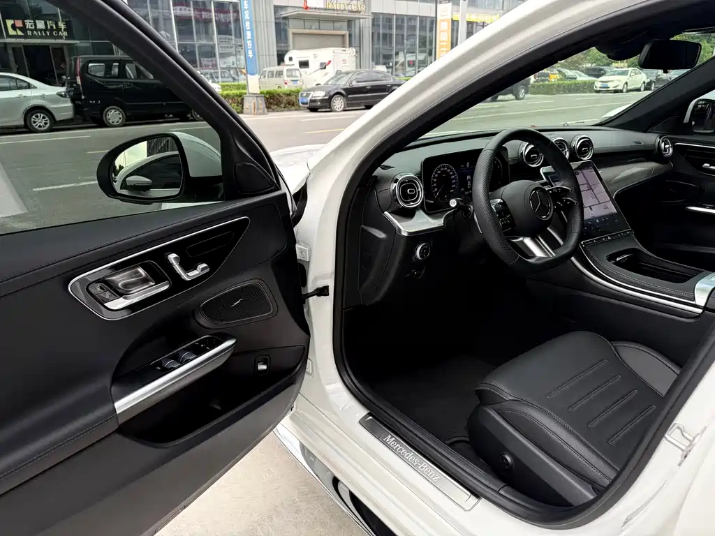 Mercedes-Benz C-Class 2024 — фото 16