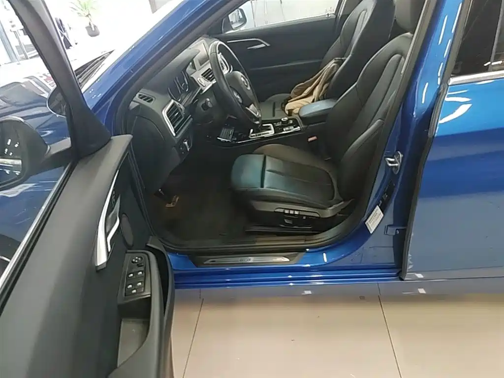 BMW 1 Series 2018 — фото 15