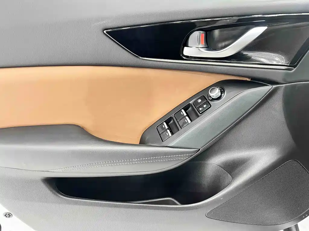 Mazda CX-4 2023 — фото 8