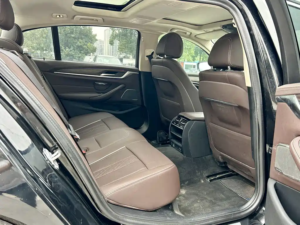 BMW 5 Series 2023 — фото 16