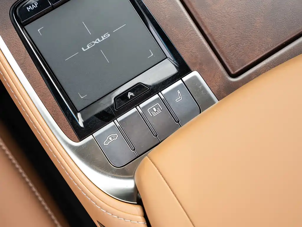 Lexus LS 2018 — фото 19