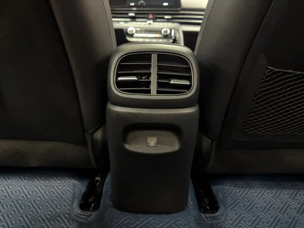Hyundai Elantra 2023 — фото 26