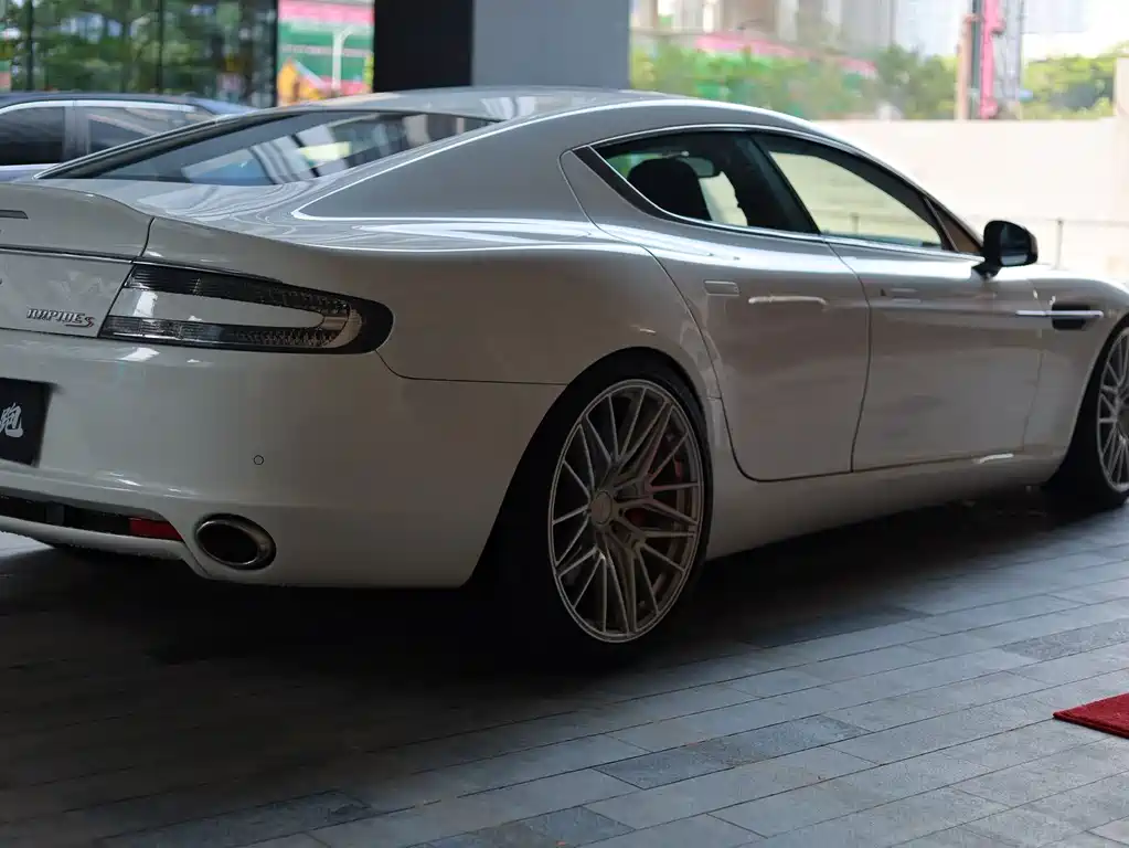 Aston Martin Rapide 2017 — фото 11