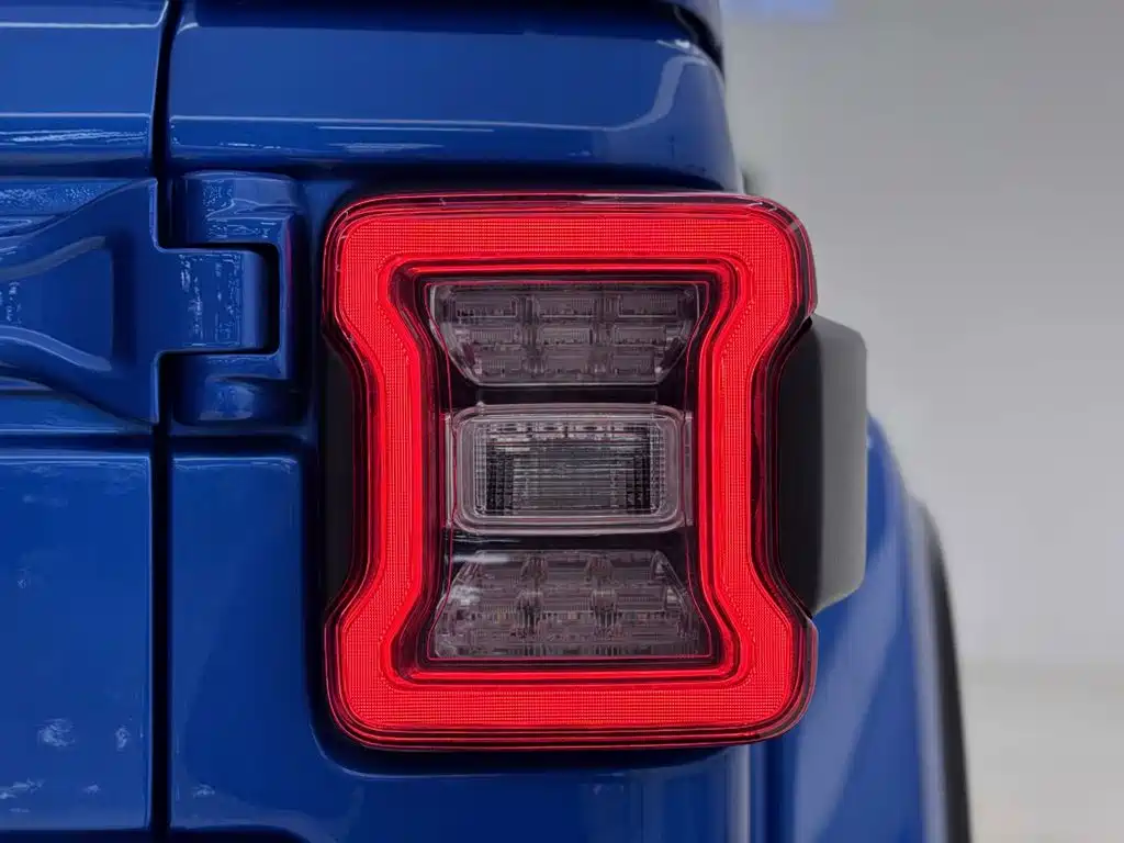 Jeep Wrangler 2023 — фото 9