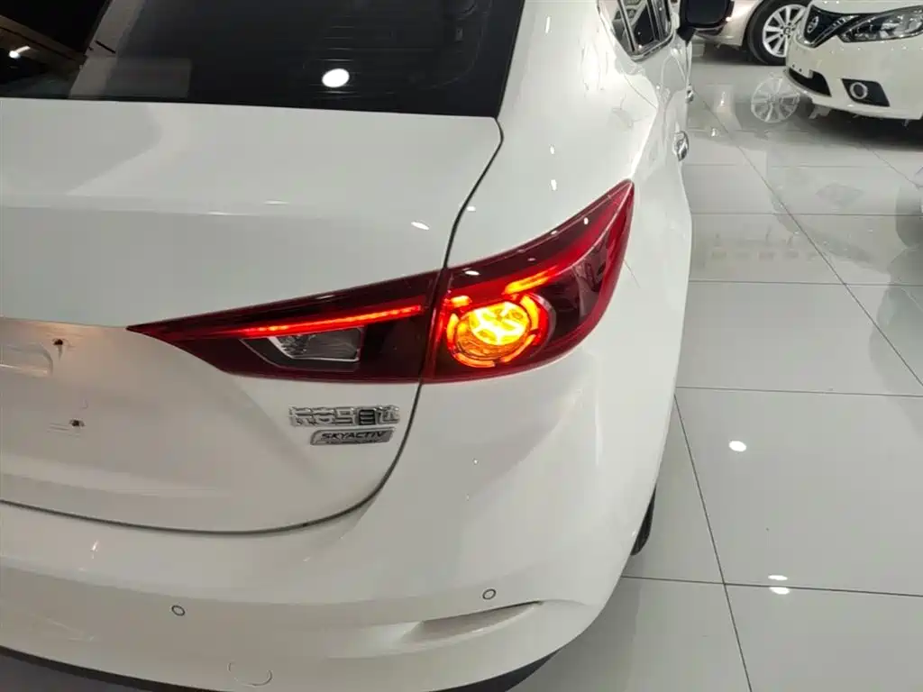 Mazda 3 Axela 2019 — фото 8