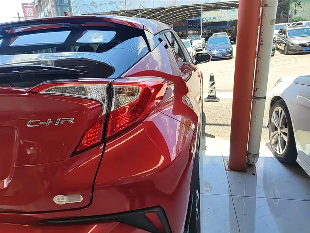 Toyota C-HR 2020 — фото 8