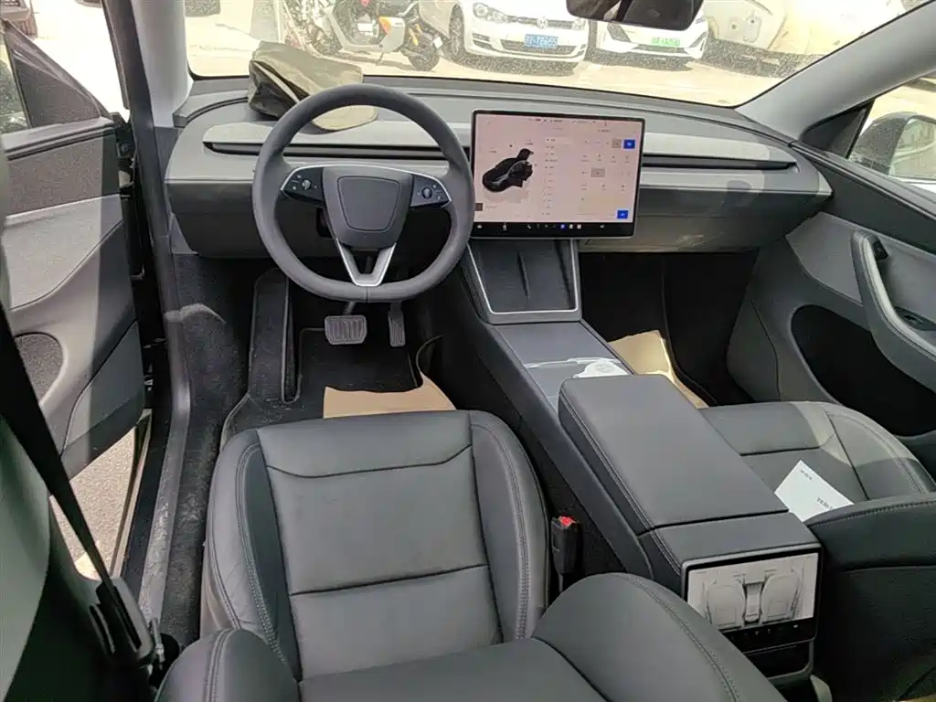 Tesla Model Y 2025 — фото 10