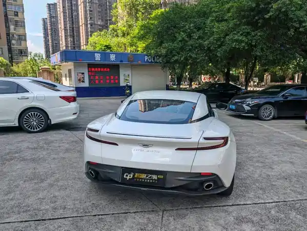 Aston Martin DB11 2019