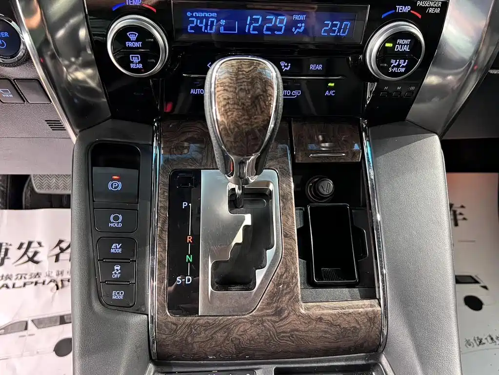 Toyota Alphard 2022 — фото 24