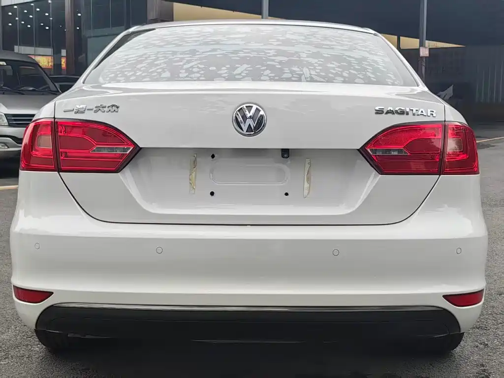 Volkswagen Sagitar 2015