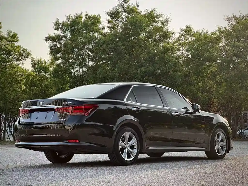 Toyota Crown 2016 — фото 19