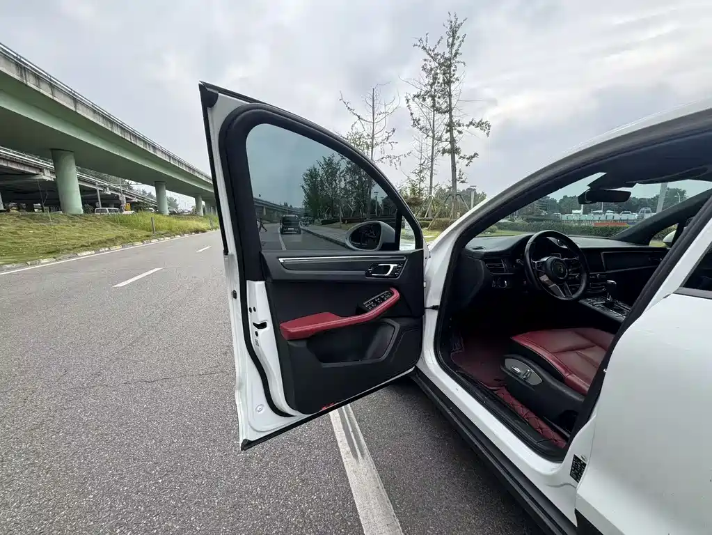 Porsche Macan 2021 — фото 16