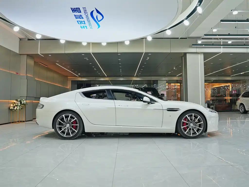 Aston Martin Rapide 2019 — фото 30