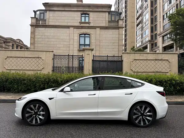 Tesla Model 3 2024
