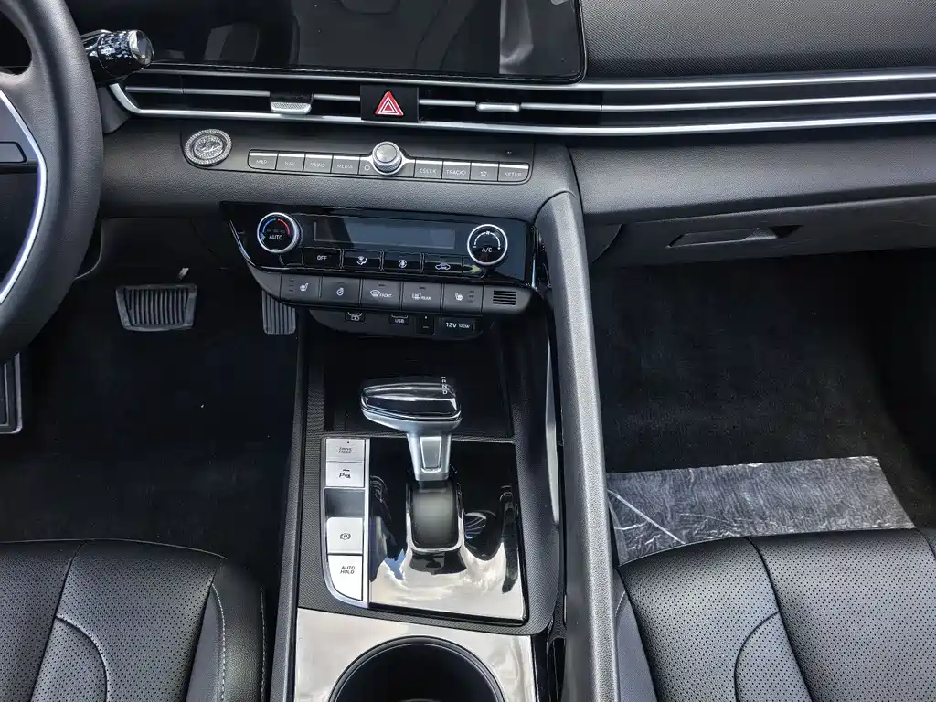Hyundai Elantra 2023 — фото 12