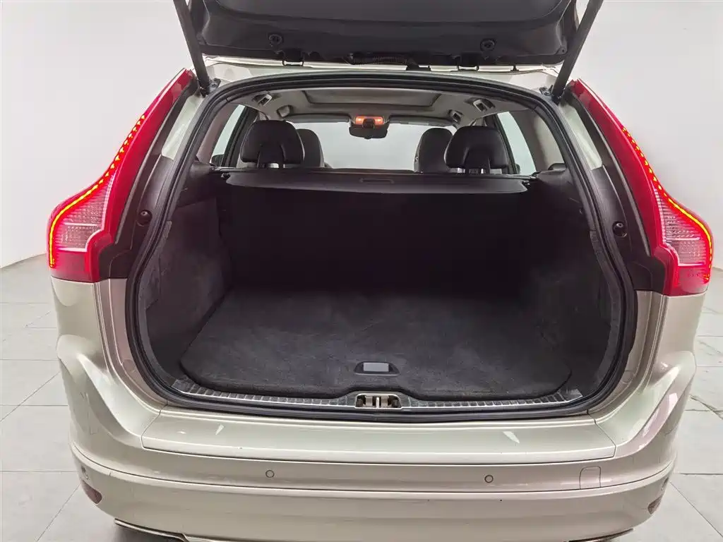 Volvo XC60 2017 — фото 16