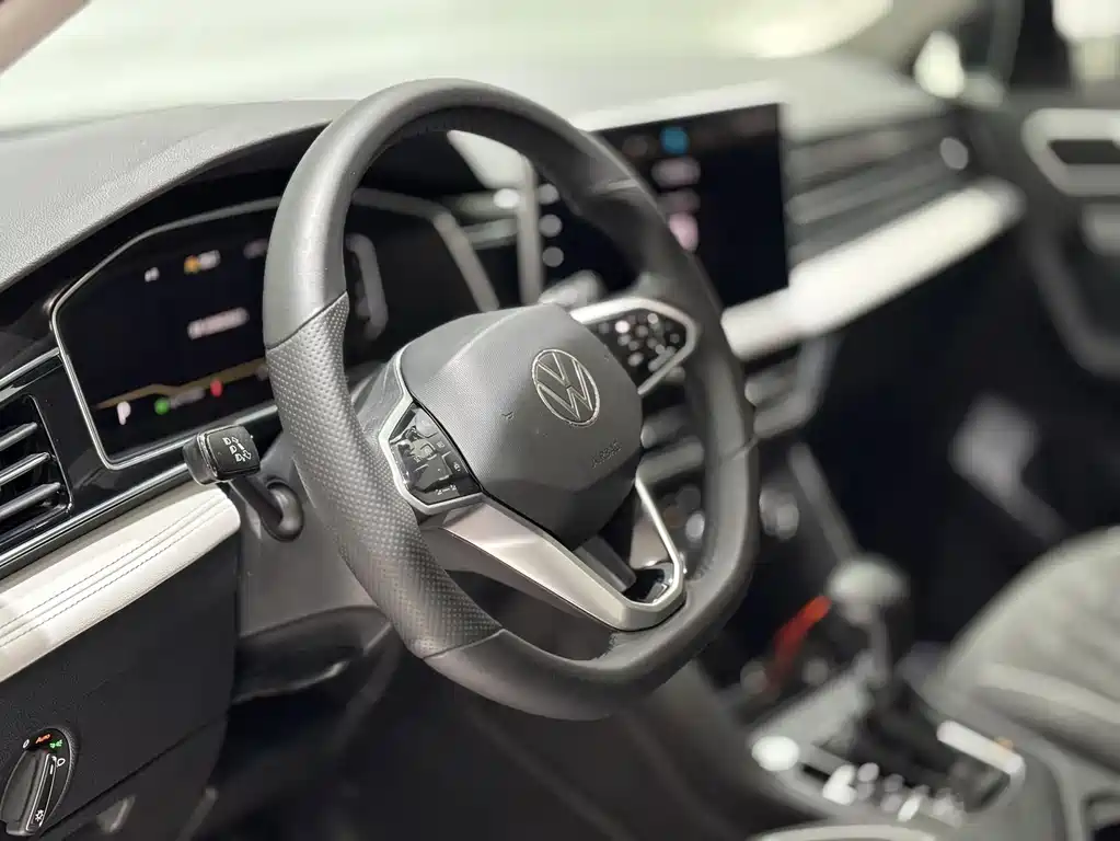 Volkswagen Tiguan L 2023 — фото 11