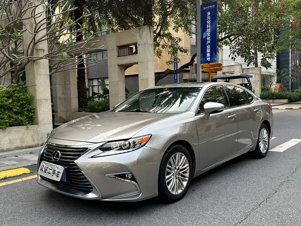 Lexus ES 2016 — фото 1