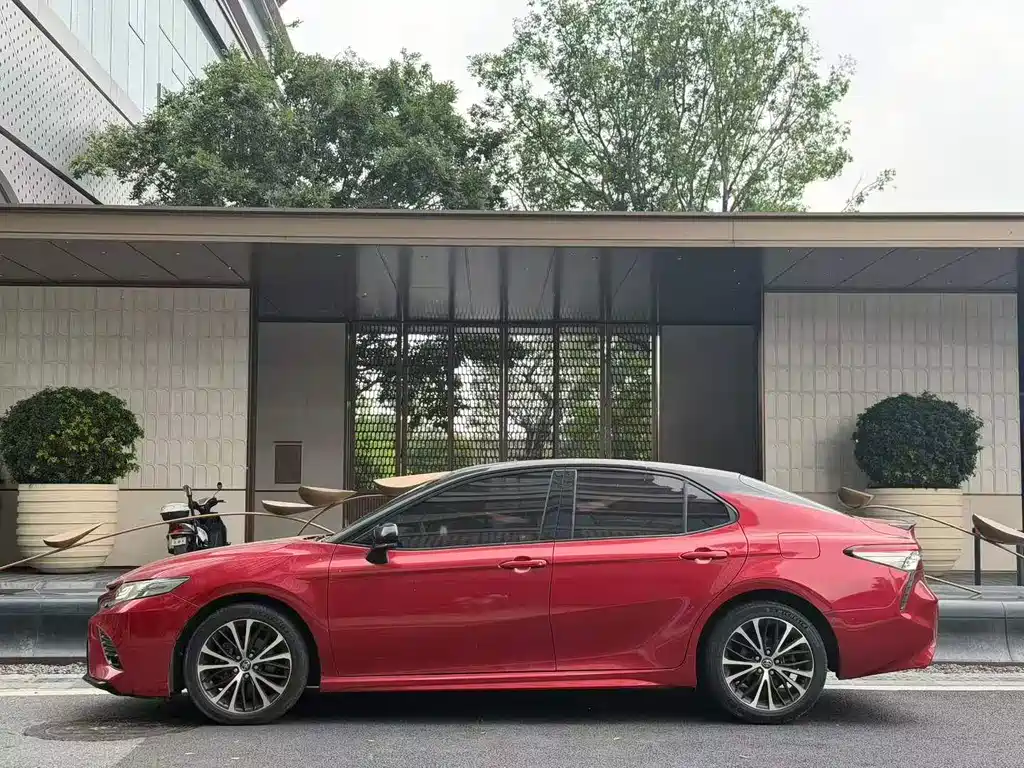 Toyota Camry 2018 — фото 3