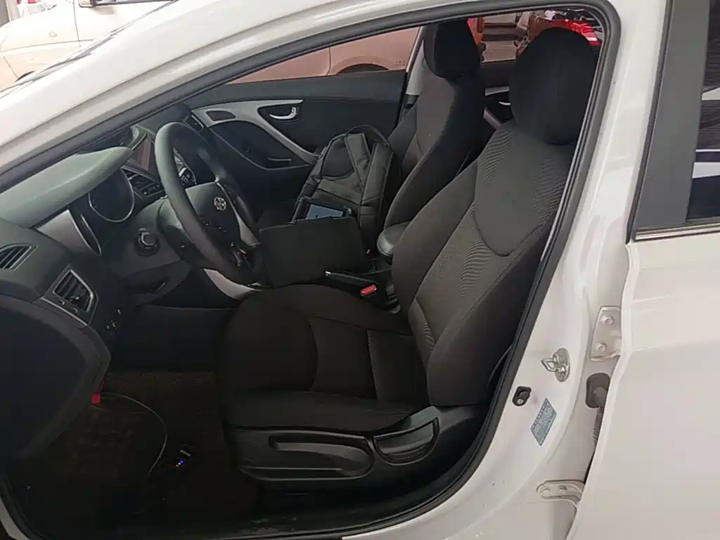 Hyundai Elantra 2016 — фото 15