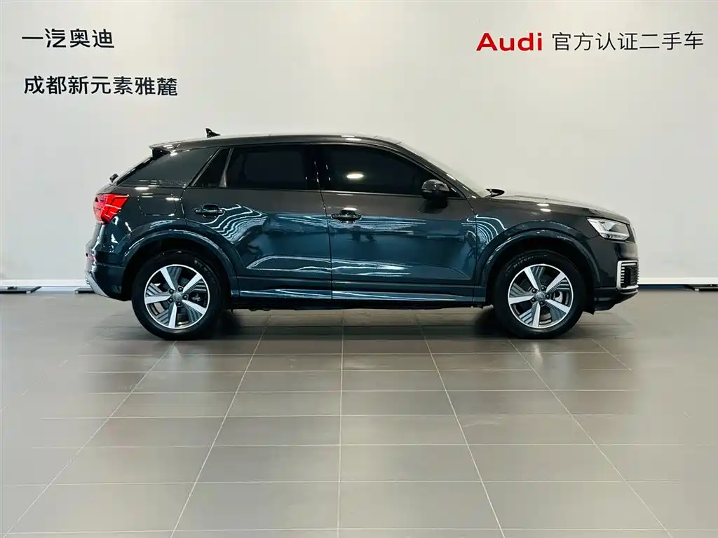 Audi Q2L e-tron 2021 — фото 3